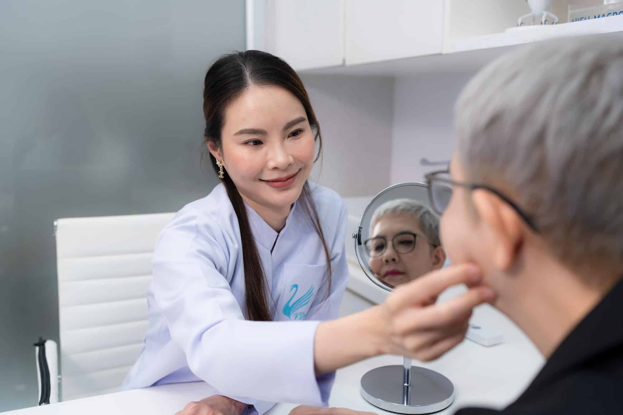 แพทย์ประเมินหน้าก่อนฉีด Sculptra หมอซี